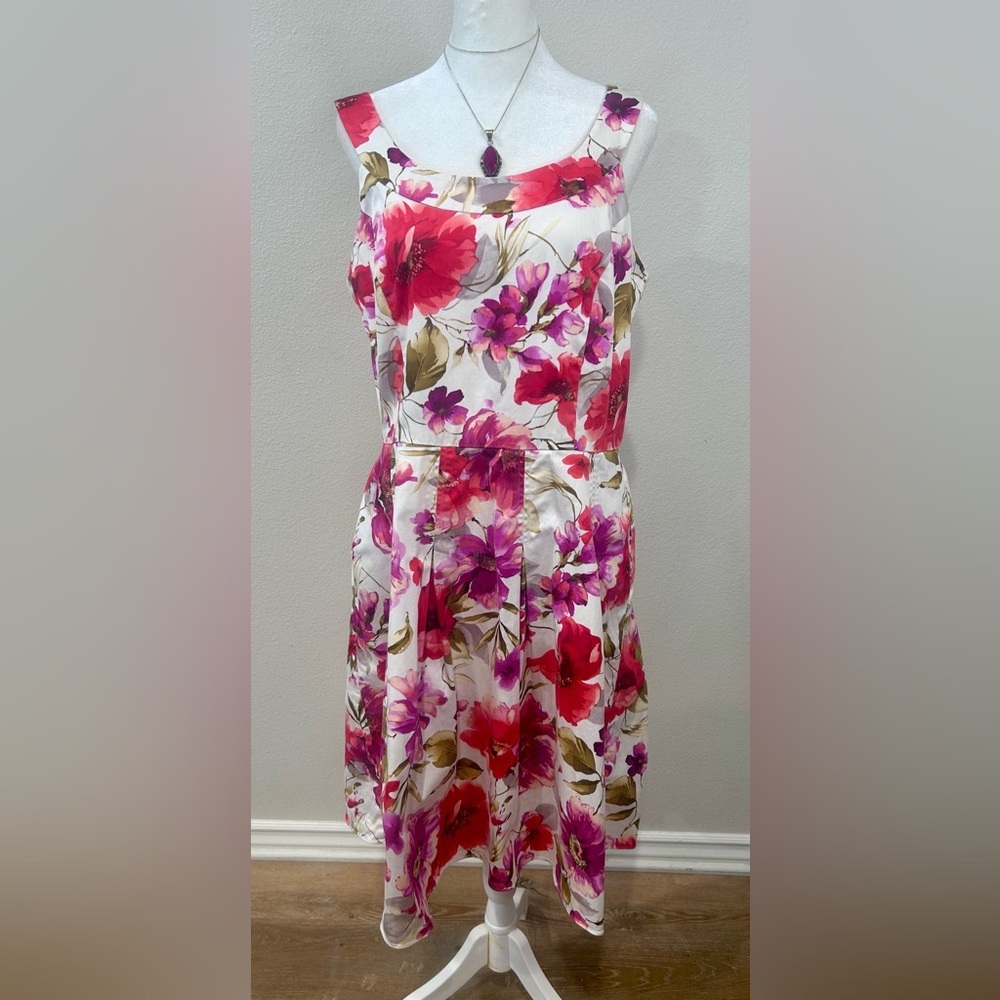 🌺”Sandra Darren” Pink and Red Floral Sleevless & Pleated Dress w/ Pockets! 🩷